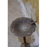 thumb-Gietijzeren vogelschaal met vogeltje en sierlijke voet-2