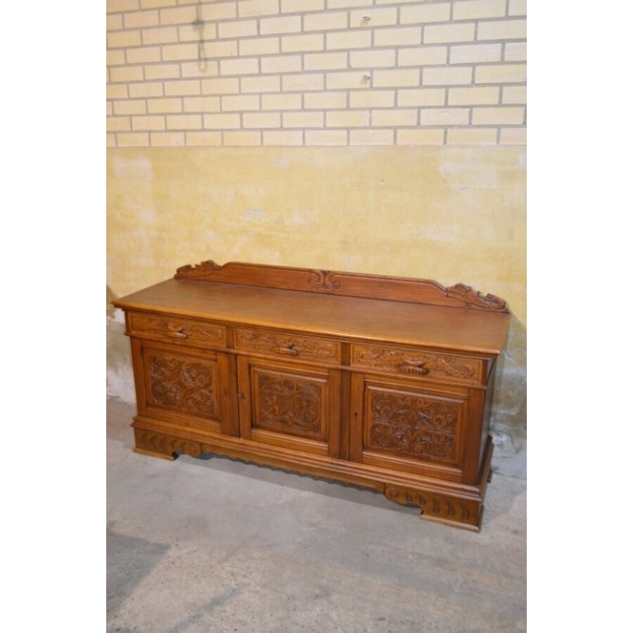 Eiken dressoir met rijk houtsnijwerk en 3 deuren-2