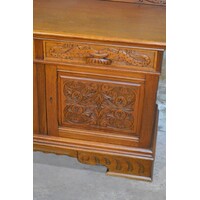 thumb-Eiken dressoir met rijk houtsnijwerk en 3 deuren-3