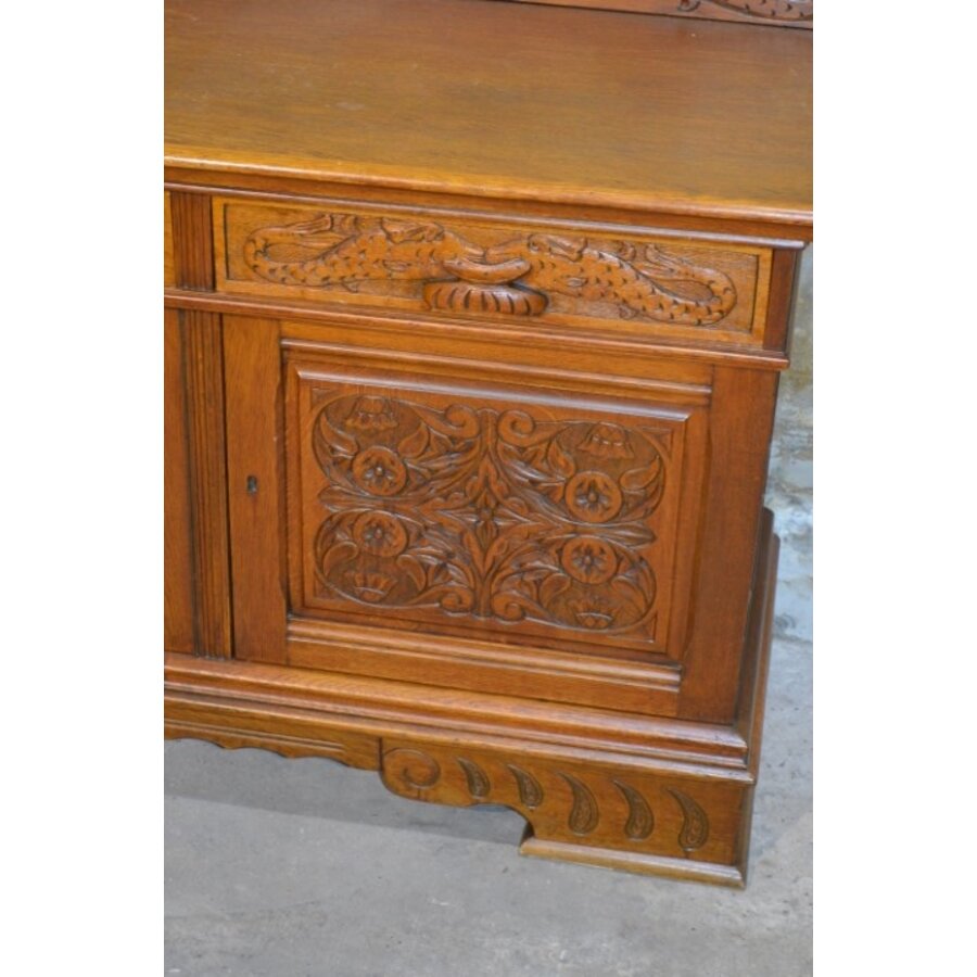 Eiken dressoir met rijk houtsnijwerk en 3 deuren-3