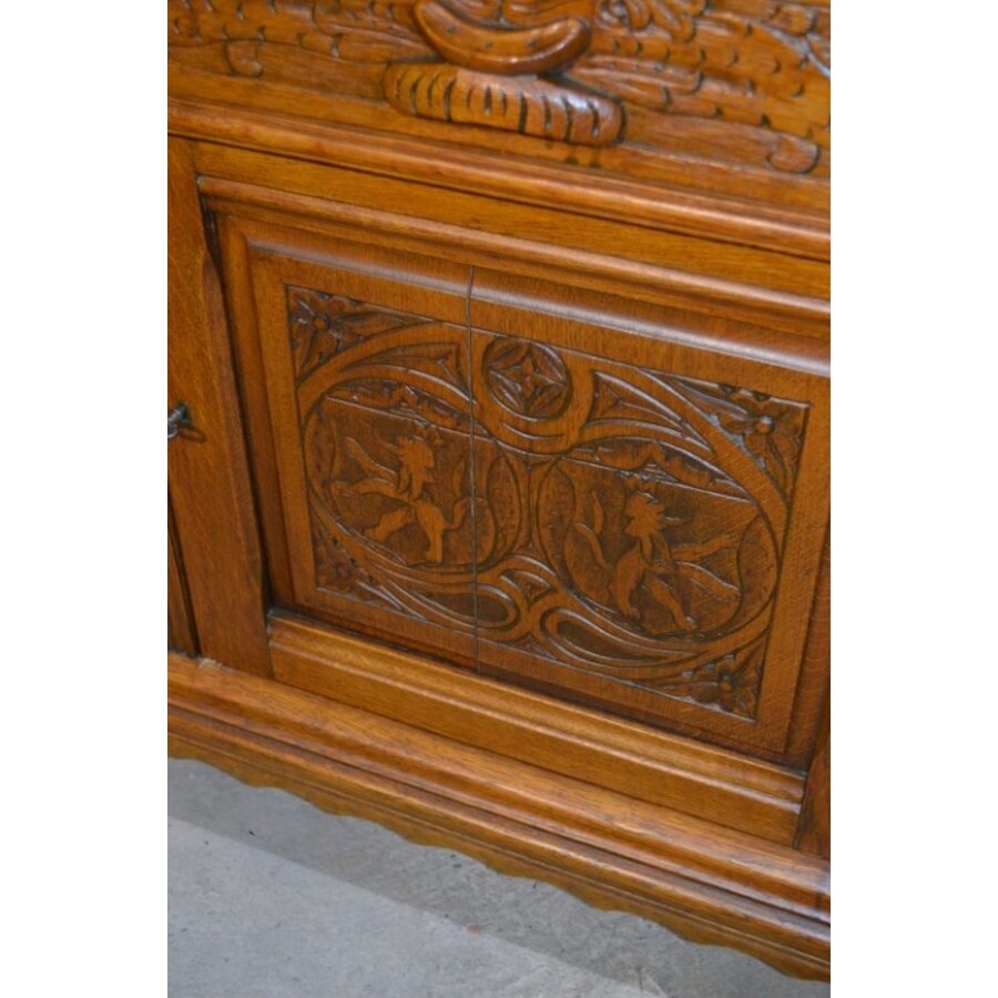 Eiken dressoir met rijk houtsnijwerk en 3 deuren-4