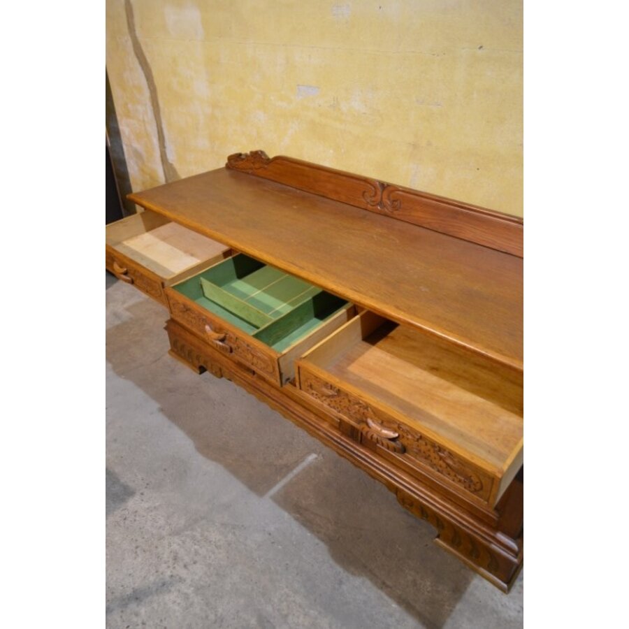 Eiken dressoir met rijk houtsnijwerk en 3 deuren-5