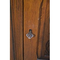 thumb-Eiken dressoir met rijk houtsnijwerk en 3 deuren-6