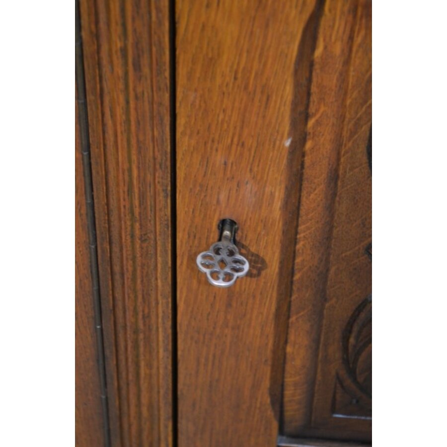 Eiken dressoir met rijk houtsnijwerk en 3 deuren-6