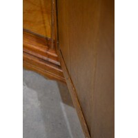thumb-Eiken dressoir met rijk houtsnijwerk en 3 deuren-7