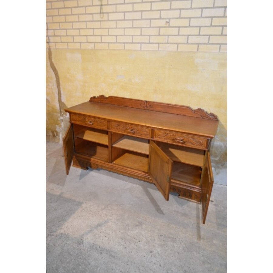 Eiken dressoir met rijk houtsnijwerk en 3 deuren-8