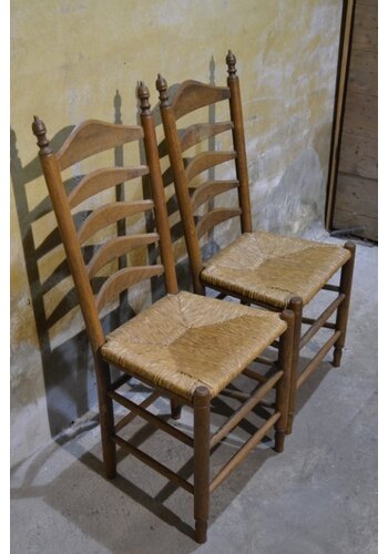 2 ouderwets eiken knopstoelen 