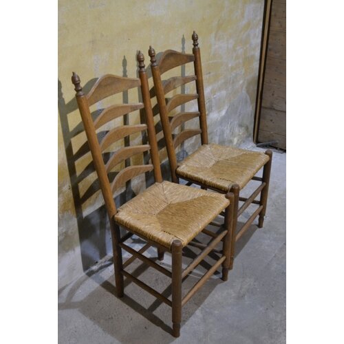 2 ouderwets eiken knopstoelen 