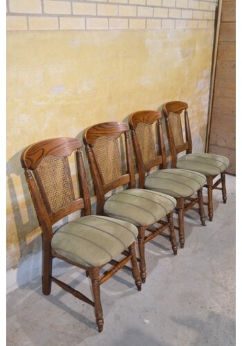 Robuuste donker eiken stoelen 