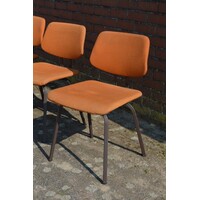 thumb-Set van 4 Friso Kramer Revolt stoelen Ahrend-3