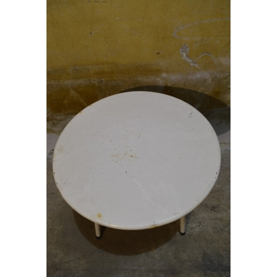 Rond metalen retro bijzettafeltje met driepoot onderstel-6