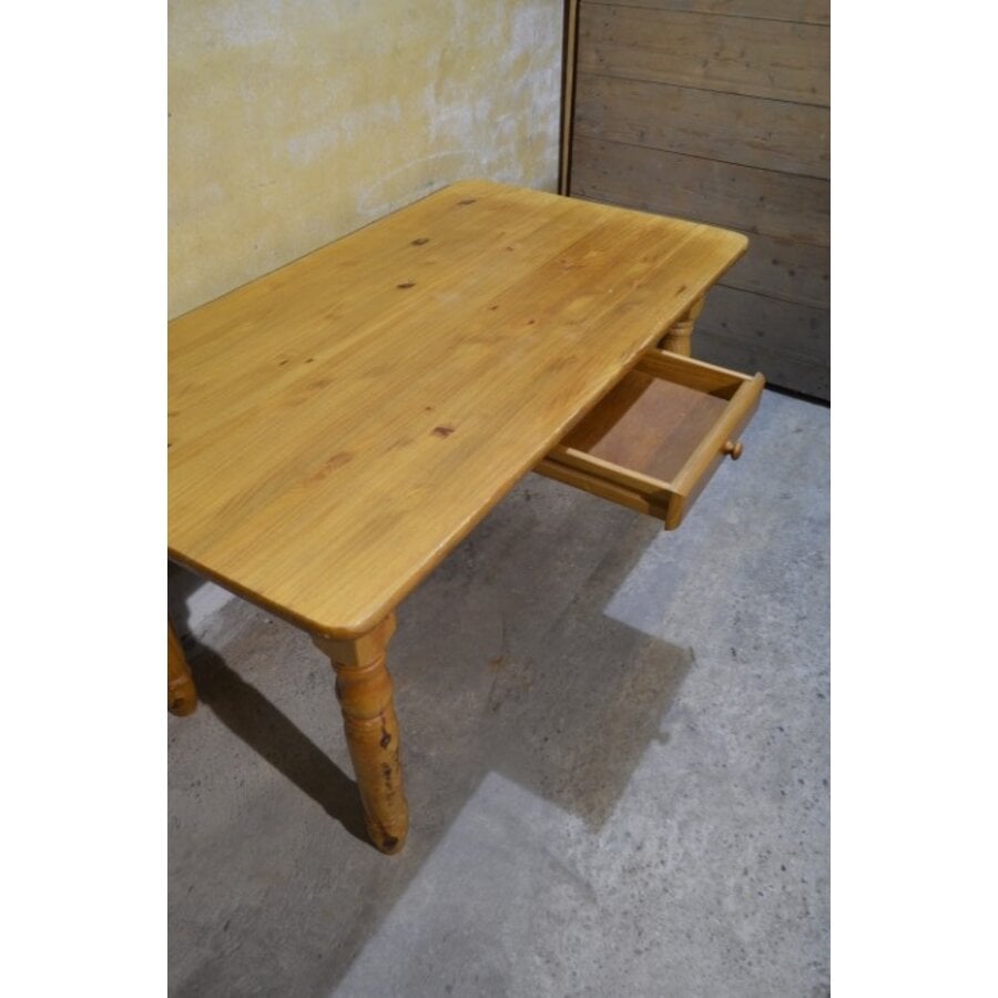 Massief grenen eettafel met lade en gedraaide poten-4