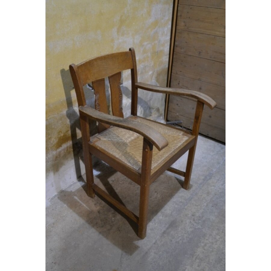 Eiken armstoel met biezen zitting in Amsterdamse School stijl-4