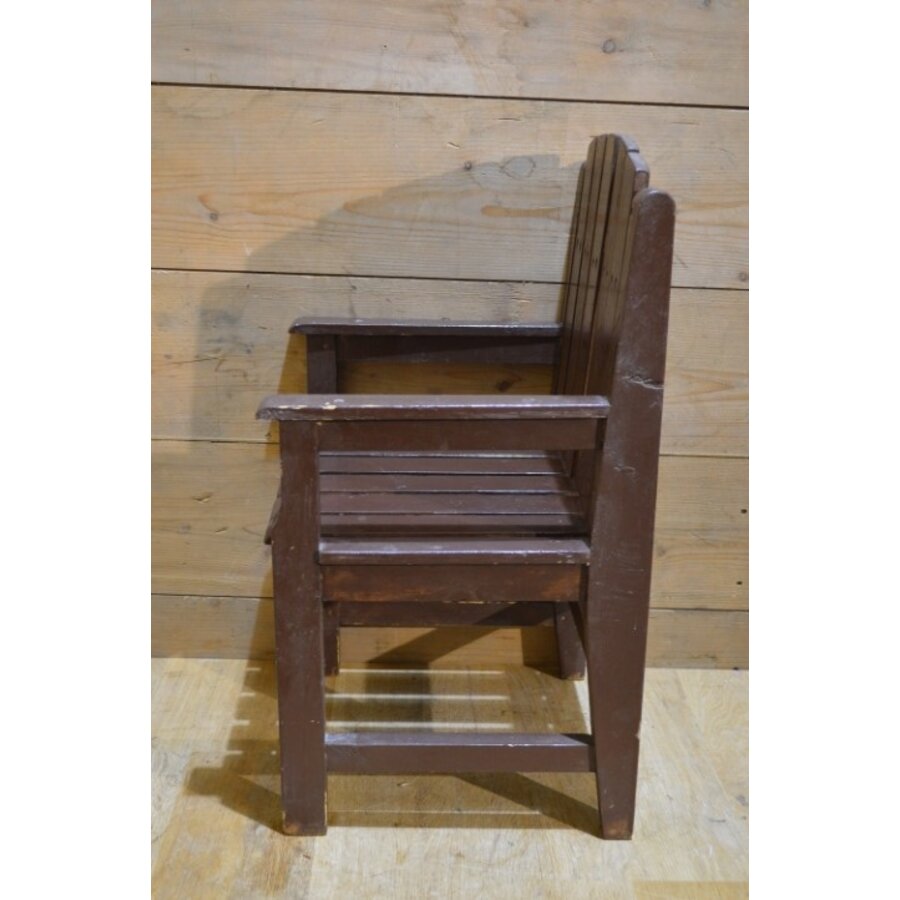 Houten retro kinderstoeltje met armleuningen uit de jaren 50-4