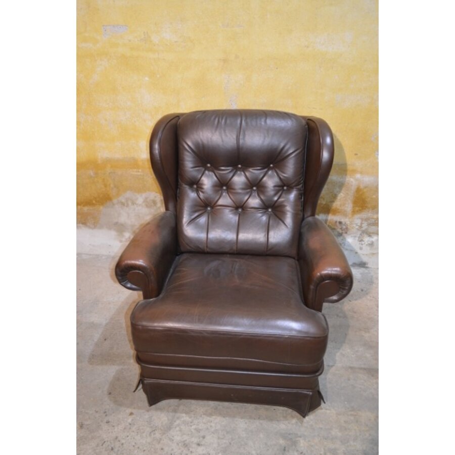 Leren Chesterfield oorfauteuil donkerbruin met gecapitonneerde rugleuning-1