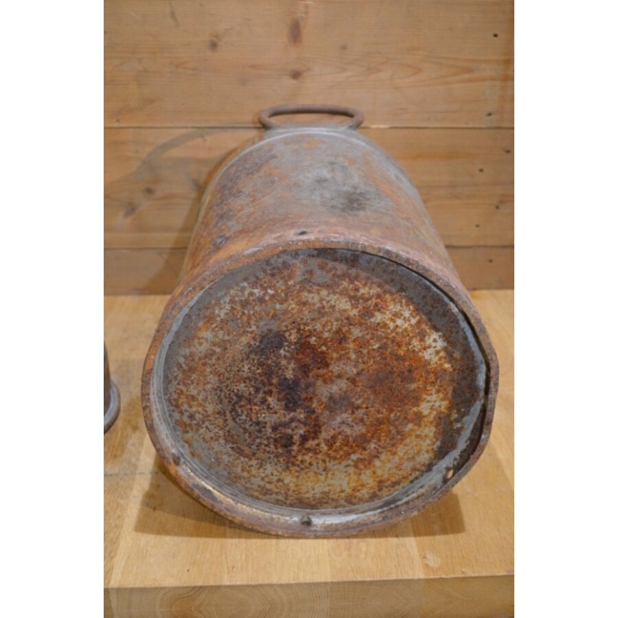 Oude metalen melkbus geleefd met deksel-2