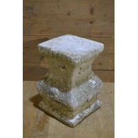 thumb-Betonnen zuil met geleefde uitstraling als sokkel of decoratie-1