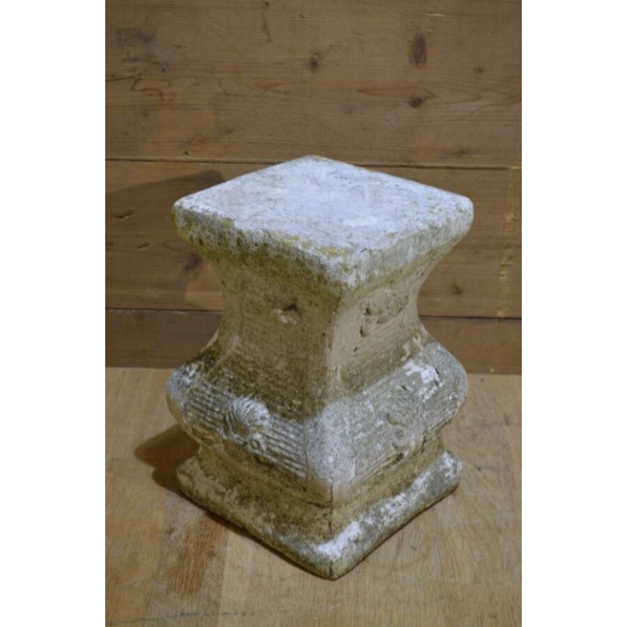 Betonnen zuil met geleefde uitstraling als sokkel of decoratie-1