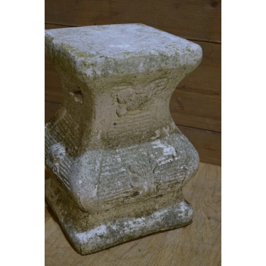 Betonnen zuil met geleefde uitstraling als sokkel of decoratie-2