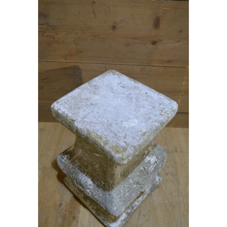 Betonnen zuil met geleefde uitstraling als sokkel of decoratie-3