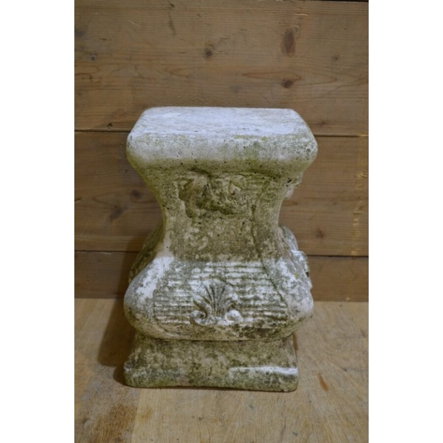 Betonnen zuil met geleefde uitstraling als sokkel of decoratie-4