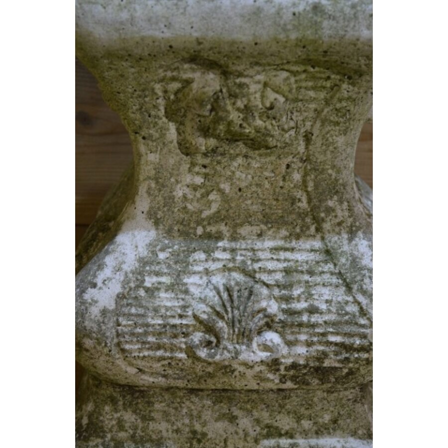 Betonnen zuil met geleefde uitstraling als sokkel of decoratie-5