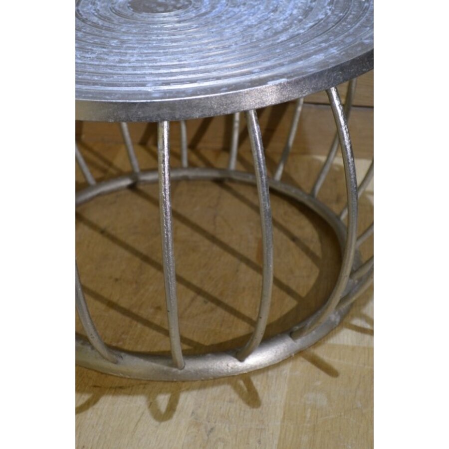 Rond aluminium bijzettafeltje met oosterse gravering-3
