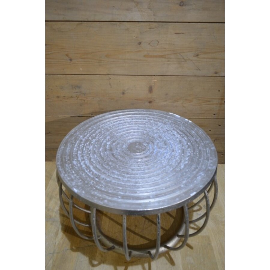 Rond aluminium bijzettafeltje met oosterse gravering-4