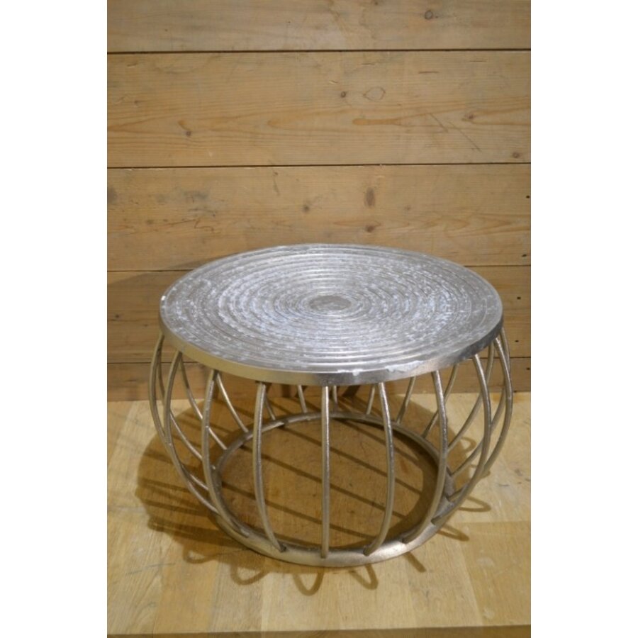 Rond aluminium bijzettafeltje met oosterse gravering-1