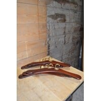 thumb-8 vintage houten kleerhangers met messing haken-2