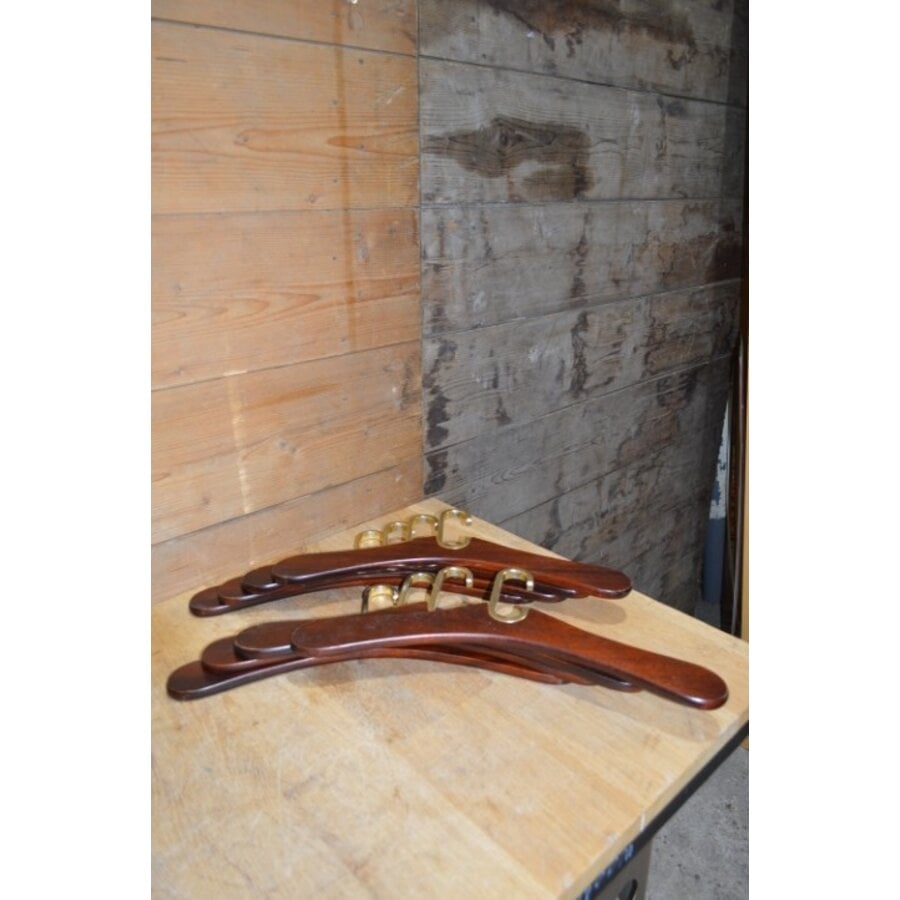 8 vintage houten kleerhangers met messing haken-2