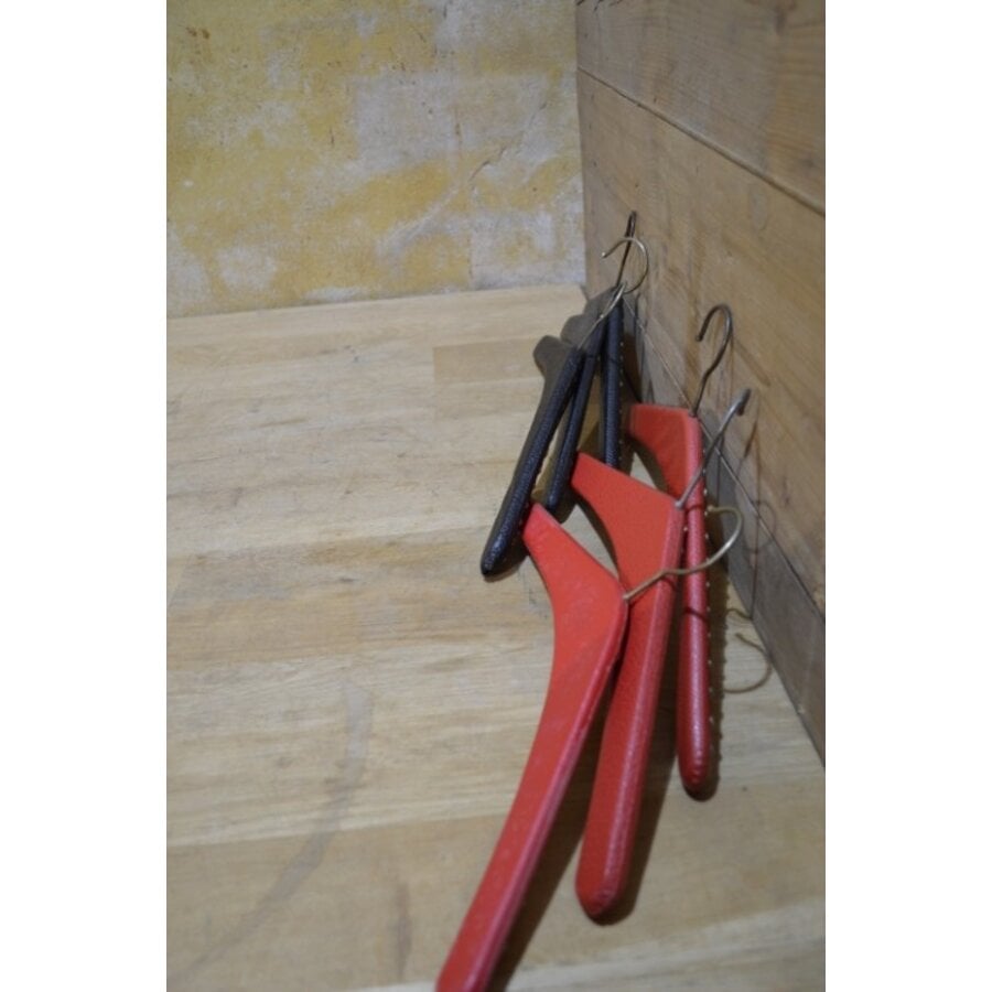 6 vintage kleerhangers met rood en zwart skai-6