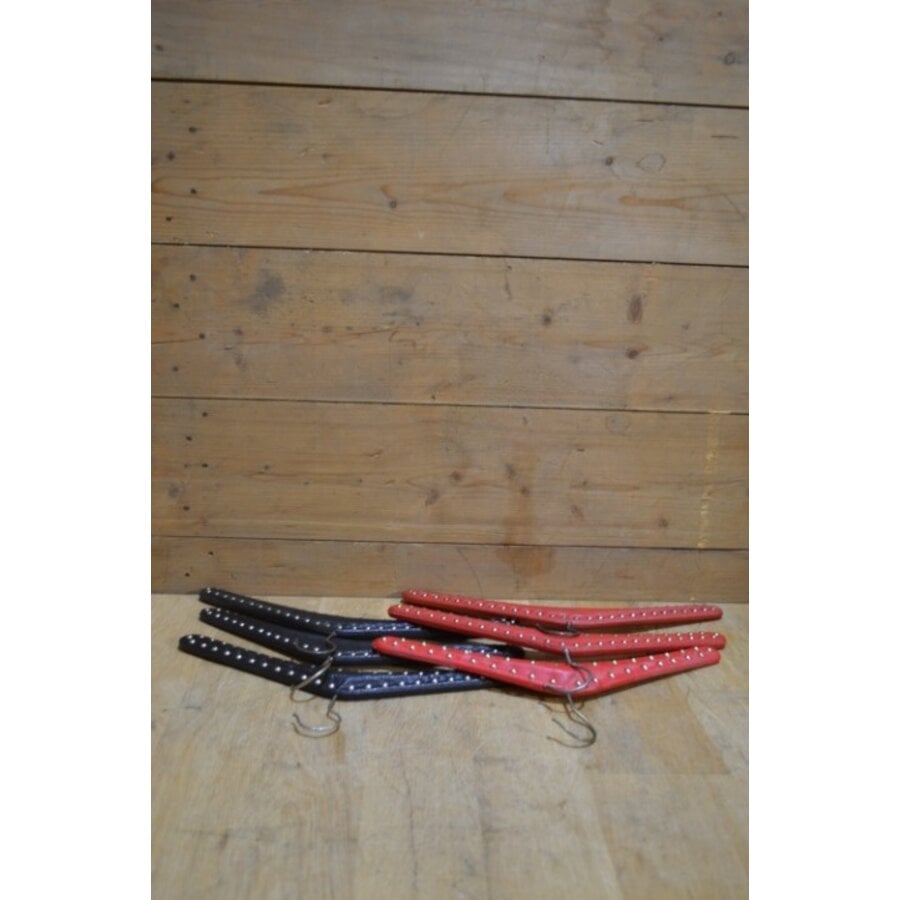 6 vintage kleerhangers met rood en zwart skai-7