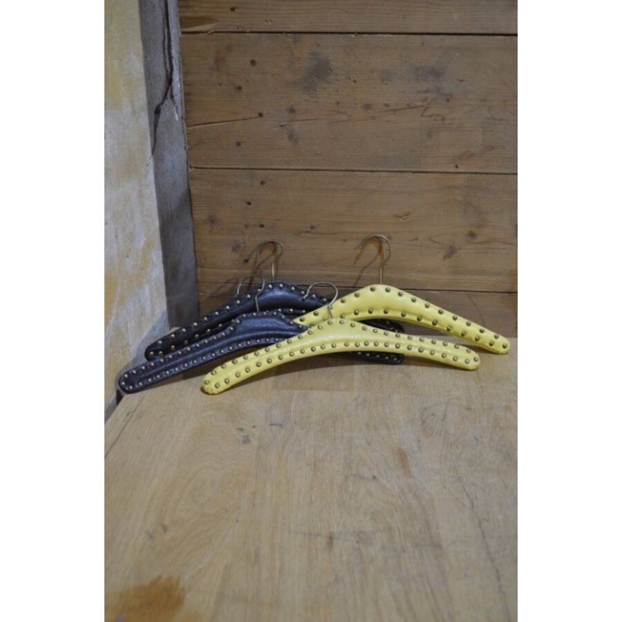 4 vintage kleerhangers met rood en zwart skai-3