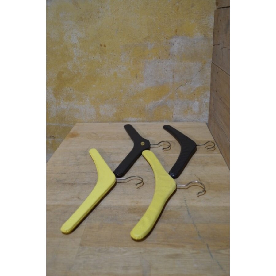 4 vintage kleerhangers met rood en zwart skai-6