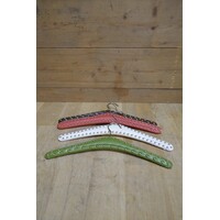 thumb-Set van 4 retro kleerhangers met skai bekleding in vier kleuren en metalen studs-2