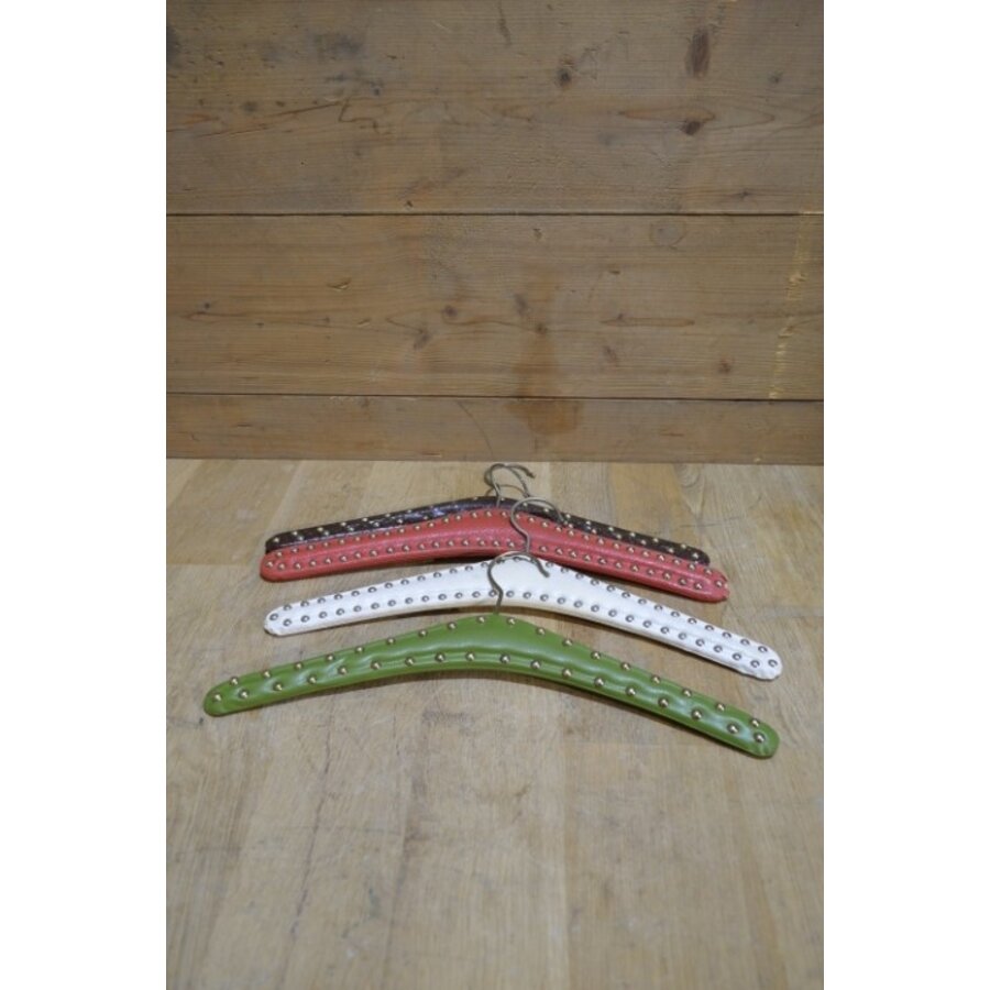 Set van 4 retro kleerhangers met skai bekleding in vier kleuren en metalen studs-2