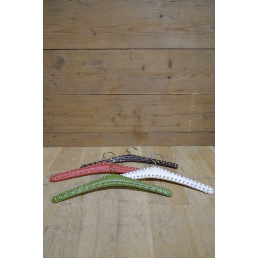 Set van 4 retro kleerhangers met skai bekleding in vier kleuren en metalen studs-3