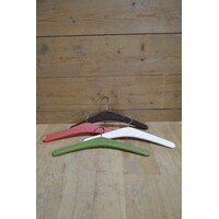 thumb-Set van 4 retro kleerhangers met skai bekleding in vier kleuren en metalen studs-1