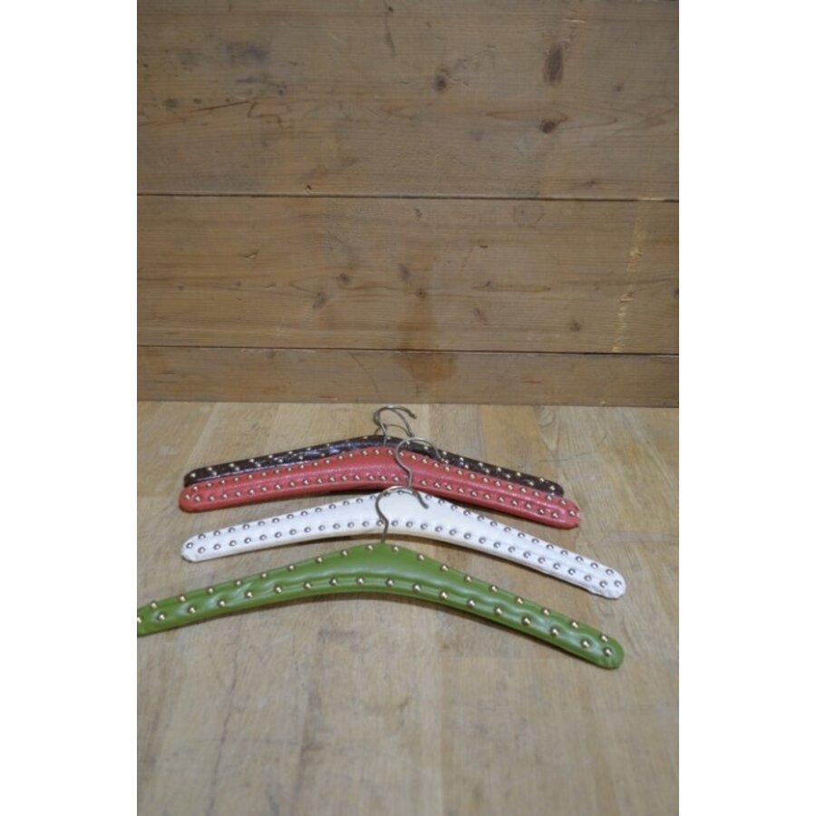 Set van 4 retro kleerhangers met skai bekleding in vier kleuren en metalen studs-6