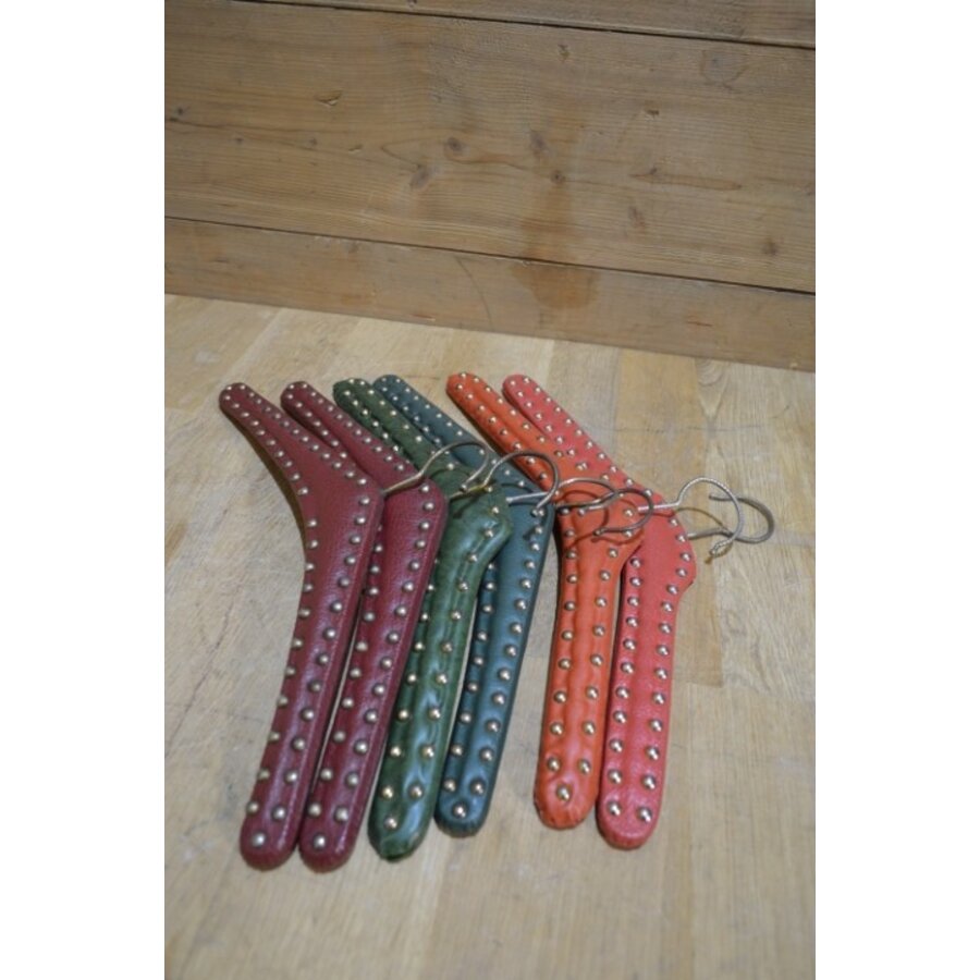 Set van 6 retro kleerhangers met skai bekleding en metalen studs-4