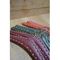 thumb-Set van 6 retro kleerhangers met skai bekleding en metalen studs-1