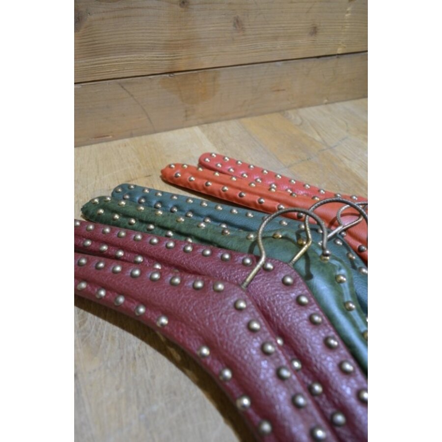 Set van 6 retro kleerhangers met skai bekleding en metalen studs-1