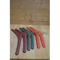 thumb-Set van 6 retro kleerhangers met skai bekleding en metalen studs-5