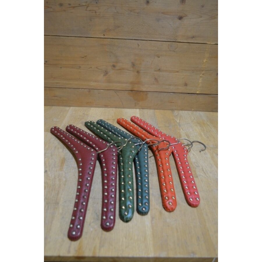 Set van 6 retro kleerhangers met skai bekleding en metalen studs-5