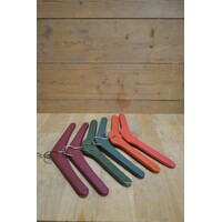 thumb-Set van 6 retro kleerhangers met skai bekleding en metalen studs-6