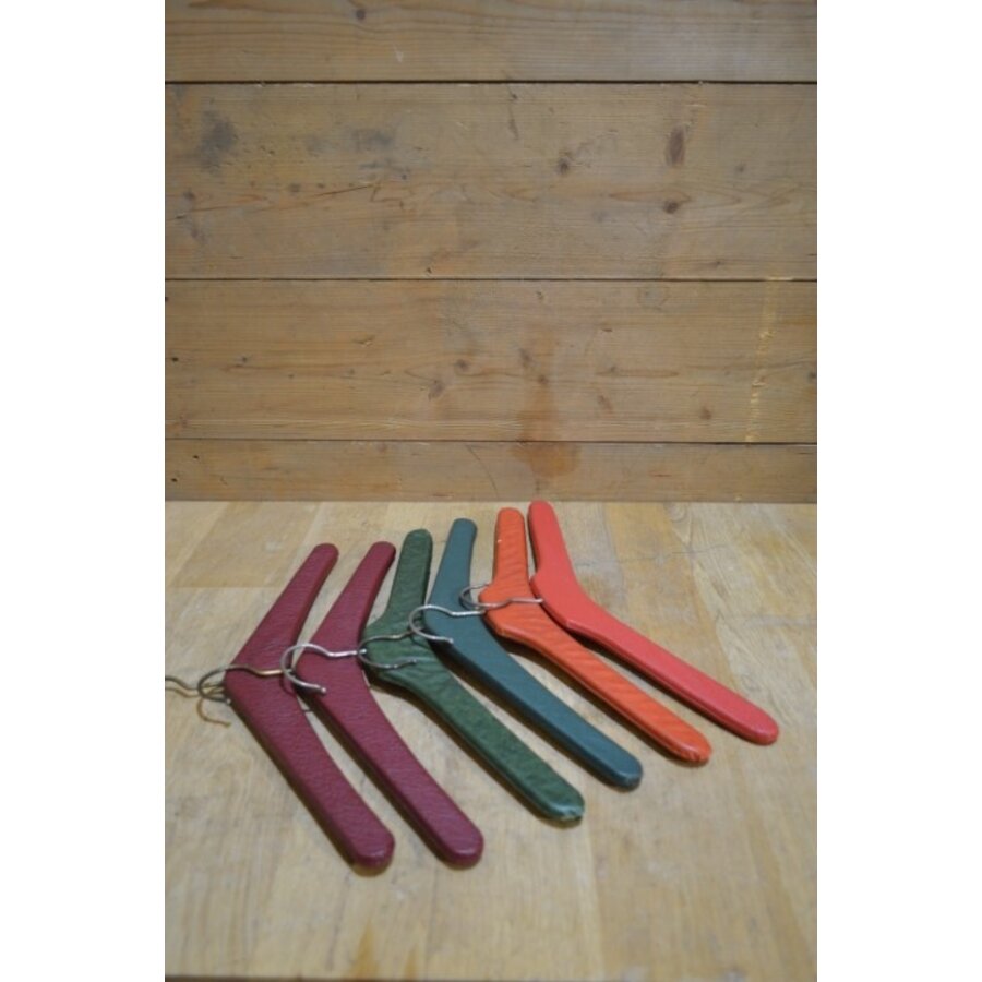 Set van 6 retro kleerhangers met skai bekleding en metalen studs-6