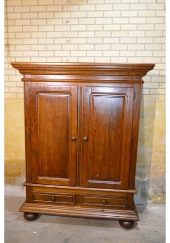 Donker eiken kast massief 