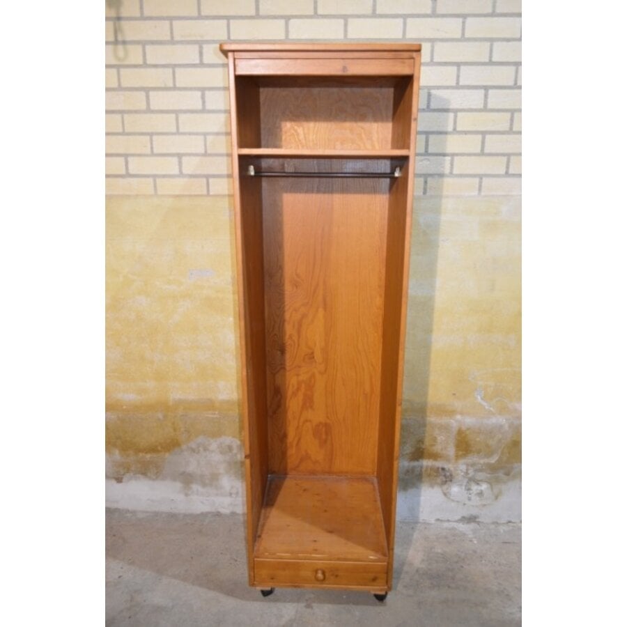 Vintage vurenhouten garderobekast met lade-1