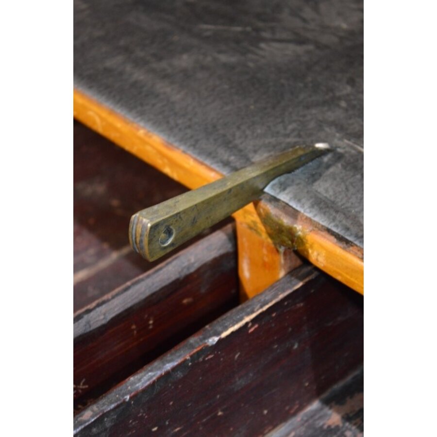 Antieke Chinese grenen kast met messing beslag-2
